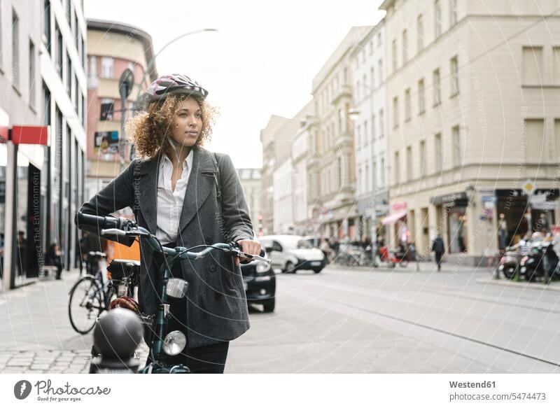 Frau mit Fahrrad in der Stadt, Berlin, Deutschland geschäftlich Geschäftsleben Geschäftswelt Geschäftsperson Geschäftspersonen Businessfrau Businessfrauen
