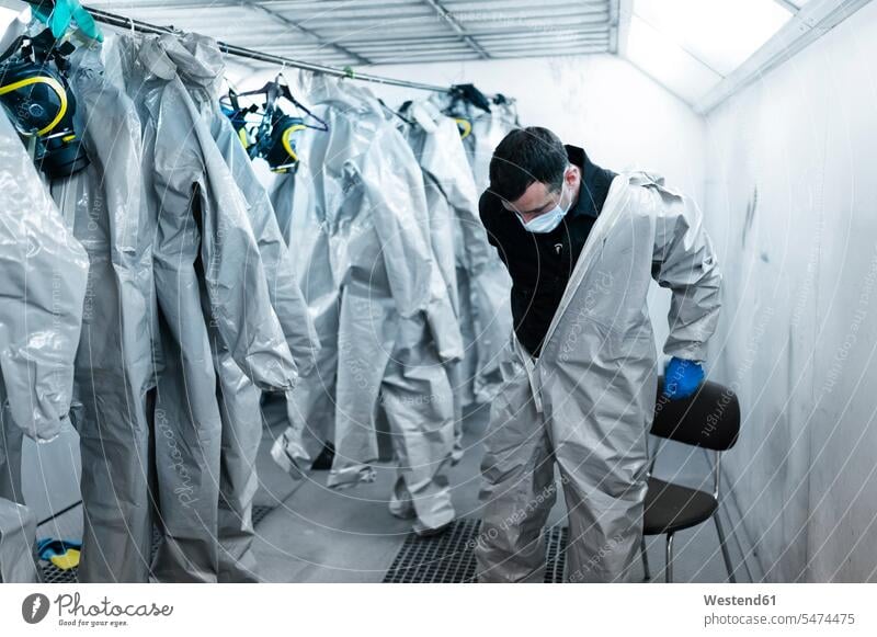 Beschäftigte im Gesundheitswesen tragen Schutzanzug im Umkleideraum Farbaufnahme Farbe Farbfoto Farbphoto Coronavirus Covid-19 Virus COVID19 COVID 19 Pandemie