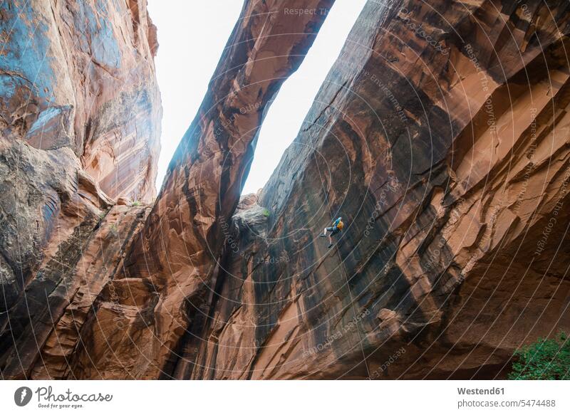 USA, Utah, Moab, Canyonering, Frau seilt sich an einem Riesenbogen ab weiblich Frauen Fels Felsen Schlucht Schluchten Canyoning Schluchting Schluchteln