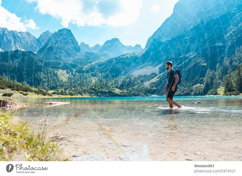 Österreich, Tirol, Wanderer am Seebensee knöcheltief im Wasser gehen gehend geht Seen wandern Wanderung im Wasser waten bis zu den Knöcheln im Wasser Gewässer