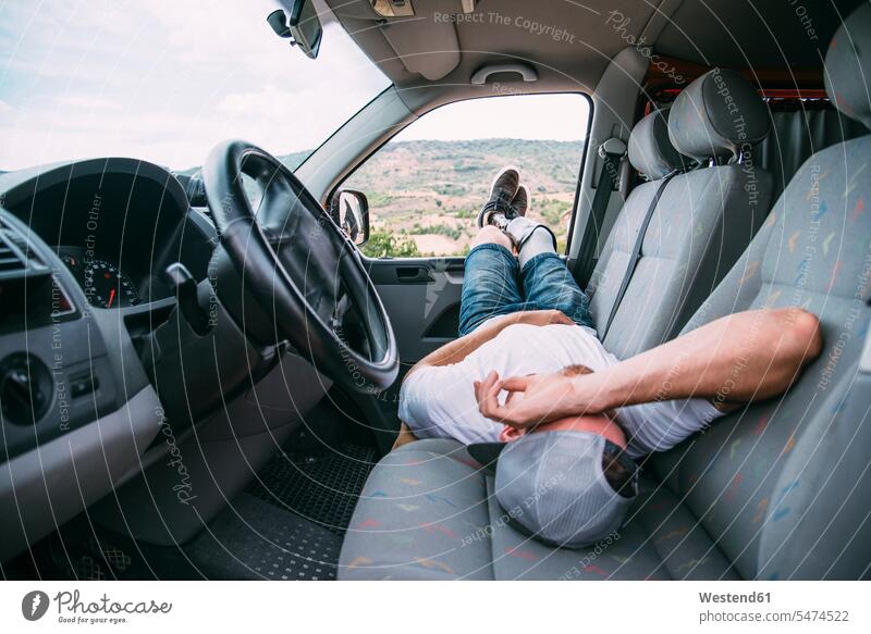 Junger Mann mit Beinprothese ruht im Wohnmobil T-Shirts entspannen relaxen verreisen schlafend Jahreszeiten sommerlich Sommerzeit entspanntheit relaxt liegend