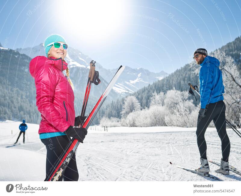 Österreich, Tirol, Luesens, Sellrain, zwei Skilangläufer in schneebedeckter Landschaft Landschaften Winter winterlich Winterzeit verschneit Skifahrer Schifahrer