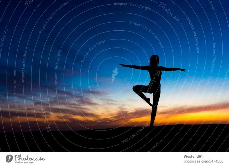 Silhouette einer Frau, die bei Sonnenuntergang tanzt, Gran Canaria, Spanien Leute Menschen People Person Personen Europäisch Kaukasier kaukasisch 1 Ein