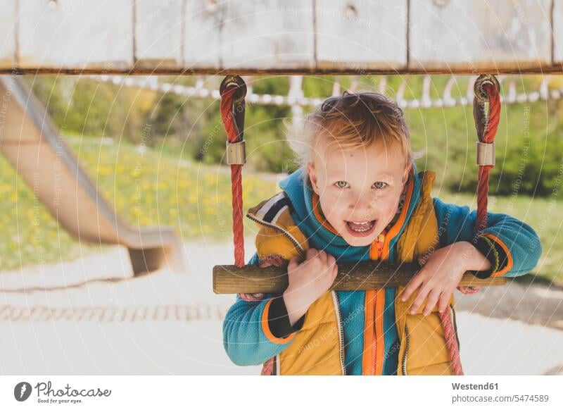Porträt eines blonden kleinen Jungen auf einem Spielplatz Leute Menschen People Person Personen Europäisch Kaukasier kaukasisch Nordeuropäisch 1 Ein ein Mensch