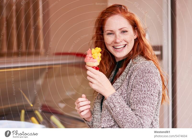Porträt einer glücklichen rothaarigen Frau mit Eistüte weiblich Frauen Eiscreme Speiseeis rote Haare rotes Haar rothaariger rothaariges Glück glücklich sein