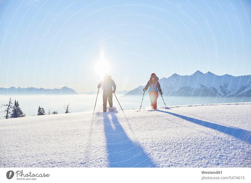 Österreich, Tirol, Schneeschuhwanderer bei Sonnenaufgang Sonnenaufgänge Winter winterlich Winterzeit Schneeschuhwandern Schneeschuh-Laufen Schneeschuh laufen