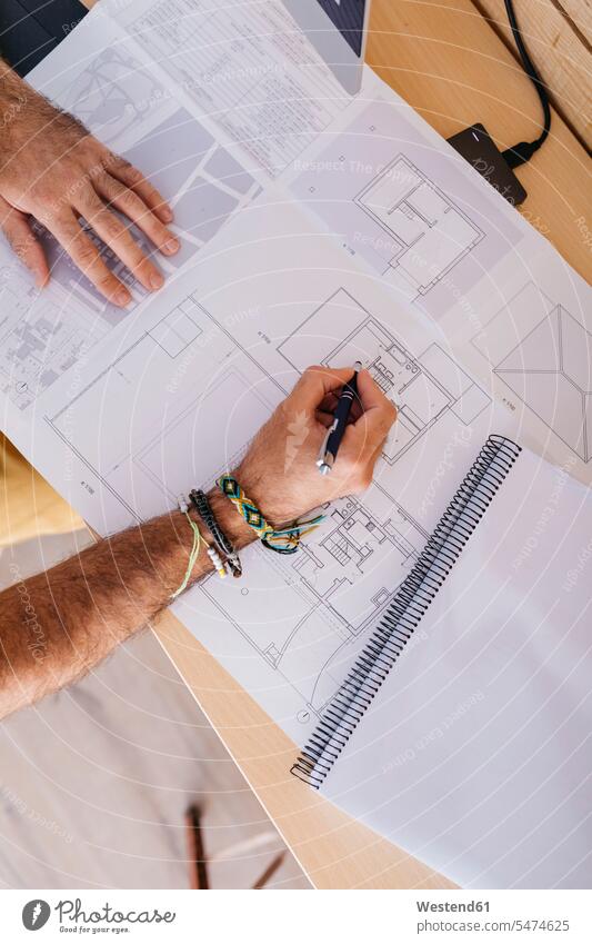 Nahaufnahme eines Architekten, der zu Hause an einem Grundriss arbeitet Mann Männer männlich Zuhause daheim arbeiten Arbeit Grundrisse Erwachsener erwachsen