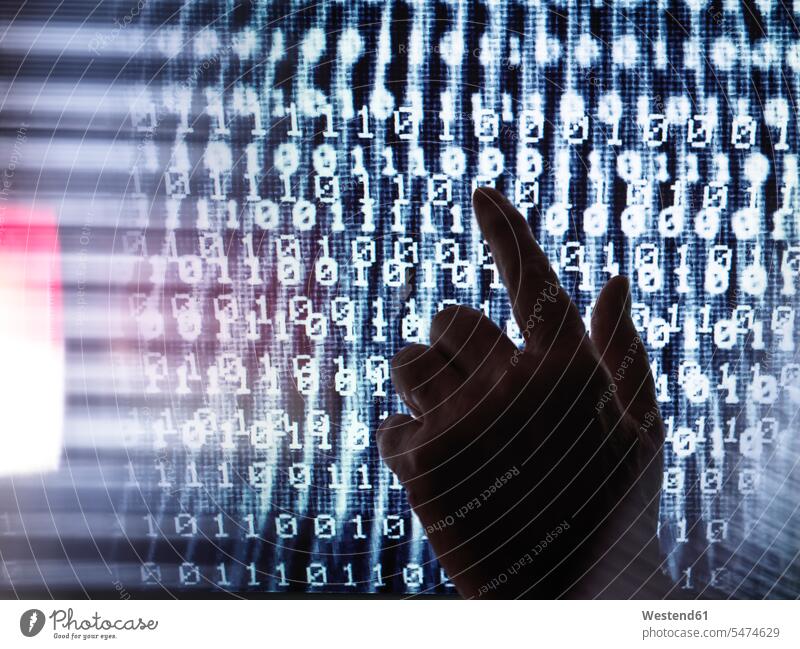 Beschnittenes Bild einer menschlichen Hand, die den Computerbildschirm berührt Farbaufnahme Farbe Farbfoto Farbphoto Innenaufnahme Innenaufnahmen innen drinnen