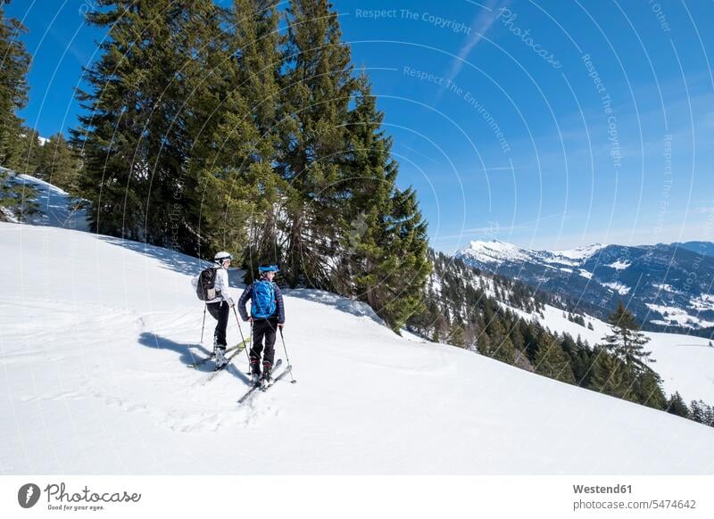 Mutter und Sohn beim Skifahren auf verschneitem Berg gegen Himmel, Berchtesgaden, Bayern, Deutschland Europäer Europäisch Kaukasier kaukasisch zwei Personen
