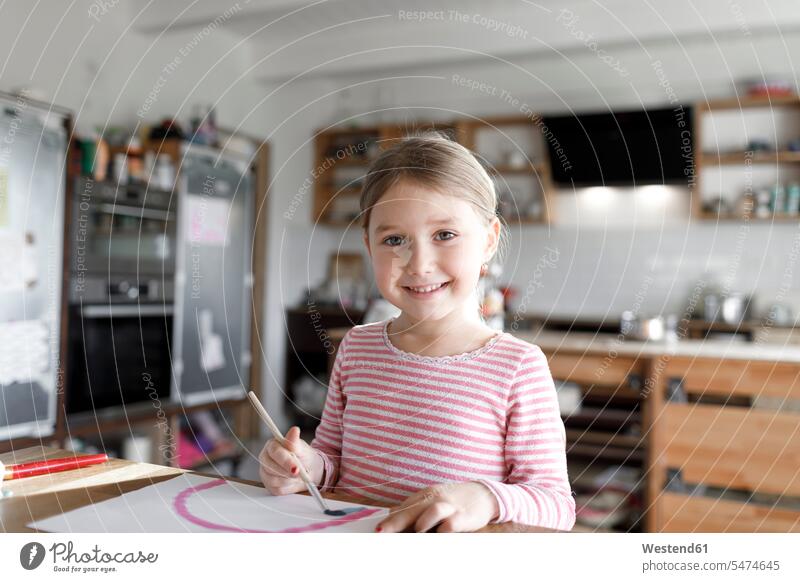 Porträt eines Mädchens, das zu Hause malt Bilder Bildnis Zeichnungen Kinderzeichnungen Tische Papiere entspannen relaxen entspanntheit relaxt freuen Glück