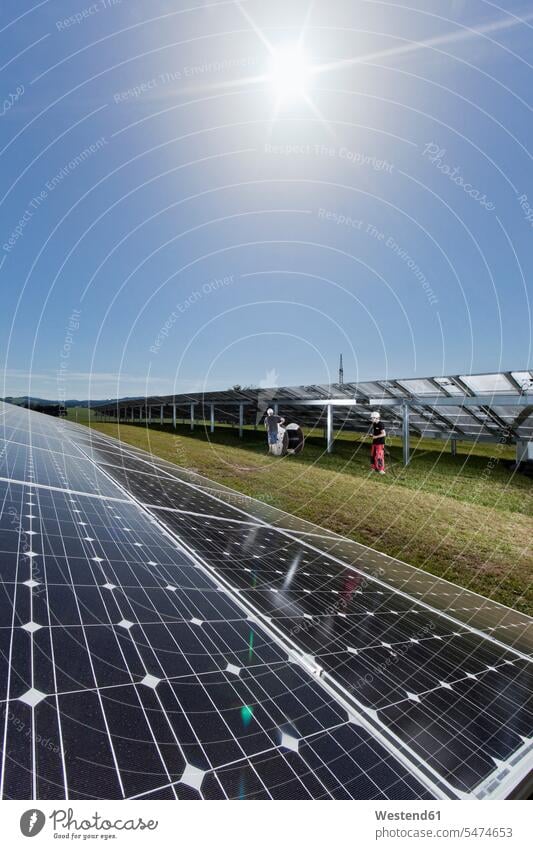 Zwei Arbeiter verlegen Hochspannungskabel in Solaranlage Kabel Sonnenkraftwerke Sonnenwärmekraftwerke Solarkraftwerke Solaranlagen Job Kraftwerk