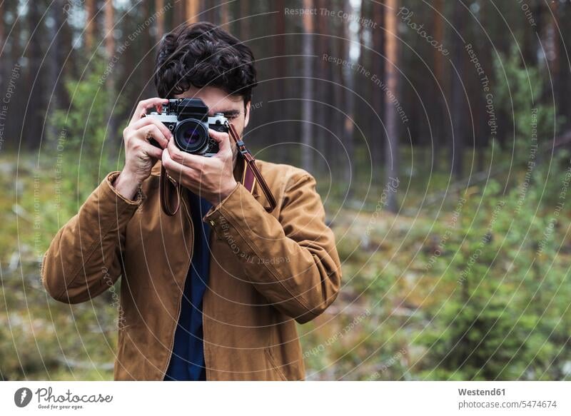Finnland, Lappland, Mann beim Fotografieren in ländlicher Landschaft Landschaften Männer männlich fotografieren Erwachsener erwachsen Mensch Menschen Leute