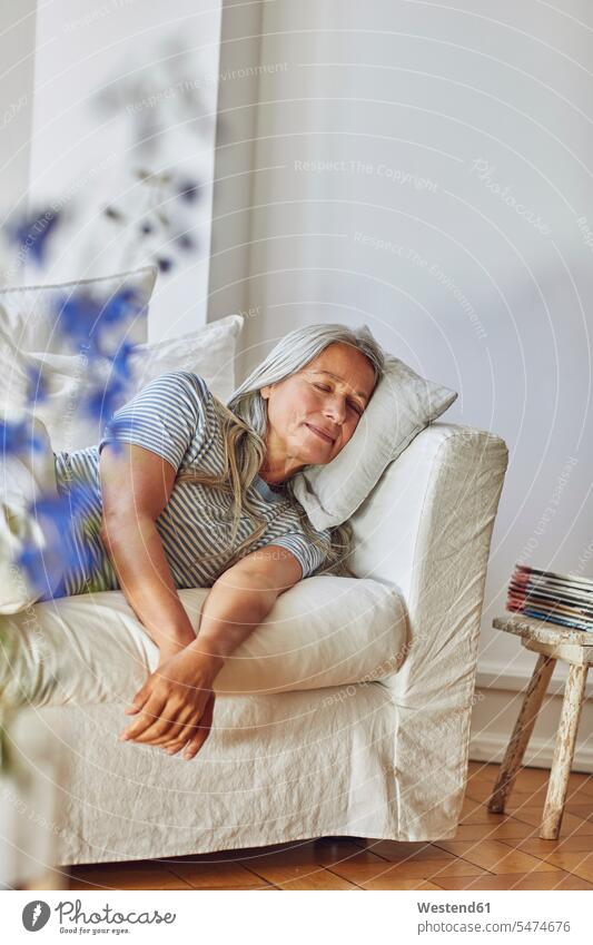 Frau schläft auf Sofa im Wohnzimmer Deutschland Innenaufnahme Innenaufnahmen innen drinnen Tag Tageslichtaufnahme Tageslichtaufnahmen Tagesaufnahme am Tag