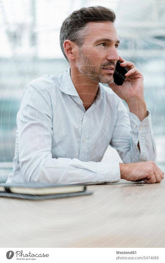 Porträt eines Geschäftsmannes in einem Cafe beim Telefonieren Leute Menschen People Person Personen Europäisch Kaukasier kaukasisch 1 Ein ein Mensch