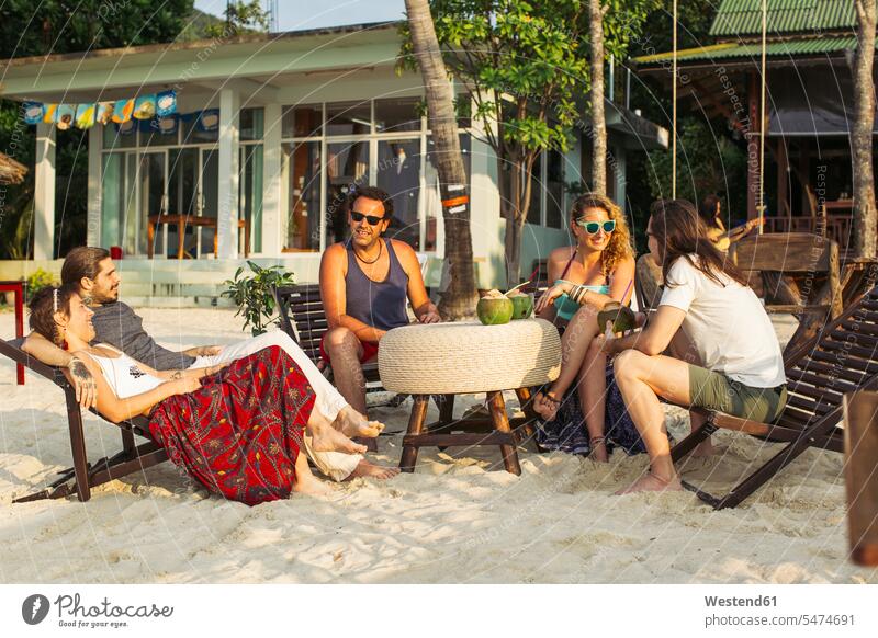 Thailand, Koh Phangan, Freunde amüsieren sich in einem Cafe am Strand Kaffeehaus Bistro Cafes Café Cafés Kaffeehäuser Spaß Spass Späße spassig Spässe spaßig