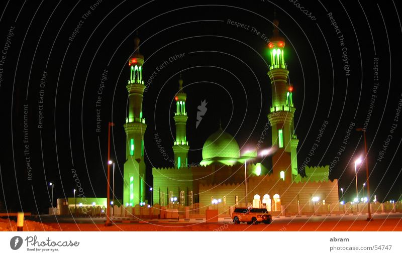 moschee nahe abu dhabi Moschee Gotteshäuser Islam Naher und Mittlerer Osten Lichtspiel Nachtbeleuchtung Abu Dhabi Allah Religion & Glaube Reichtum Außenaufnahme