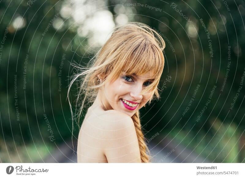 Porträt einer lächelnden blonden jungen Frau in Natur Jahreszeiten sommerlich Sommerzeit freuen Glück glücklich sein glücklichsein Muße Schoenheit Schönheit