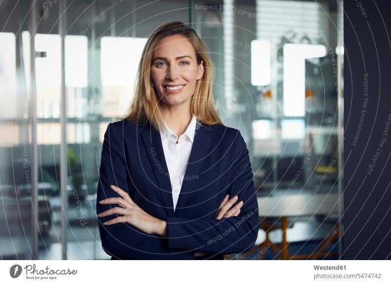 Porträt einer lächelnden Geschäftsfrau im Amt Job Berufe Berufstätigkeit Beschäftigung Jobs geschäftlich Geschäftsleben Geschäftswelt Geschäftsperson