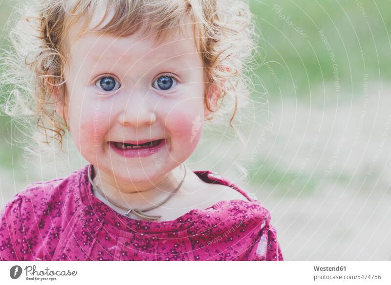 Porträt eines überraschten Kleinkindes Ketten Halsketten anstarren Gesichtsausdruck Mienenspiel Peinlichkeit Verlegenheit überraschen erstaunt verblüfft