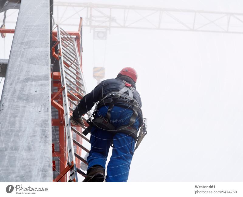 Deutschland, Bayern, Garmisch-Partenkirchen, Zugspitze, Monteur klettert Leiter auf Mast an Güterseilbahn steigen besteigen Installateur Installateure Pfosten
