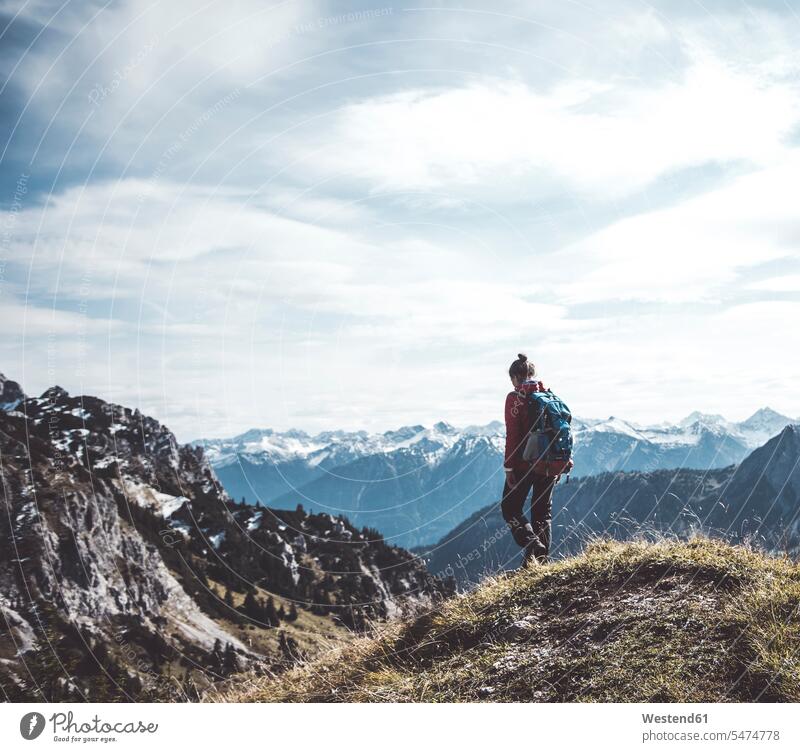 Österreich, Tirol, junge Frau beim Wandern in den Bergen weiblich Frauen wandern Wanderung Gebirge Berglandschaft Gebirgslandschaft Gebirgskette Gebirgszug