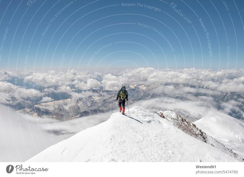 Russland, Oberes Baksan-Tal, Kaukasus, Bergsteiger beim Aufstieg auf den Elbrus bergsteigen Spitze Bergspitze Bergspitzen Spitzen Schnee Alpinisten Wetter