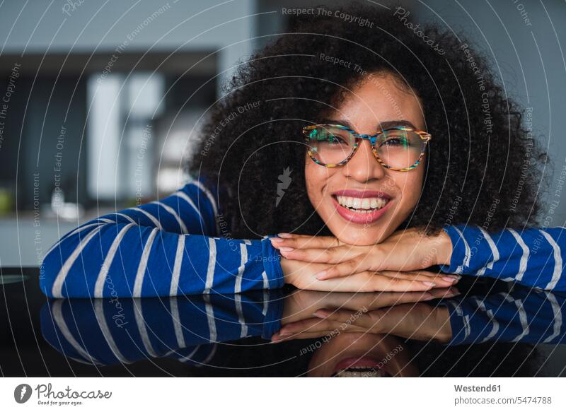 Porträt einer glücklichen jungen Frau mit Brille Brillen Portrait Porträts Portraits weiblich Frauen Glück glücklich sein glücklichsein Erwachsener erwachsen