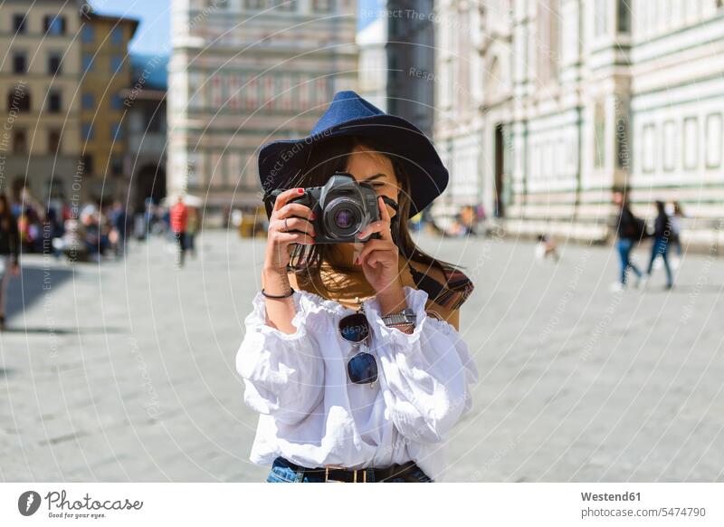 Italien, Florenz, Piazza del Duomo, junger Tourist beim Fotografieren mit Kamera Fotos Frau weiblich Frauen Touristin Fotoapparat Fotokamera Bild Bildnis Bilder