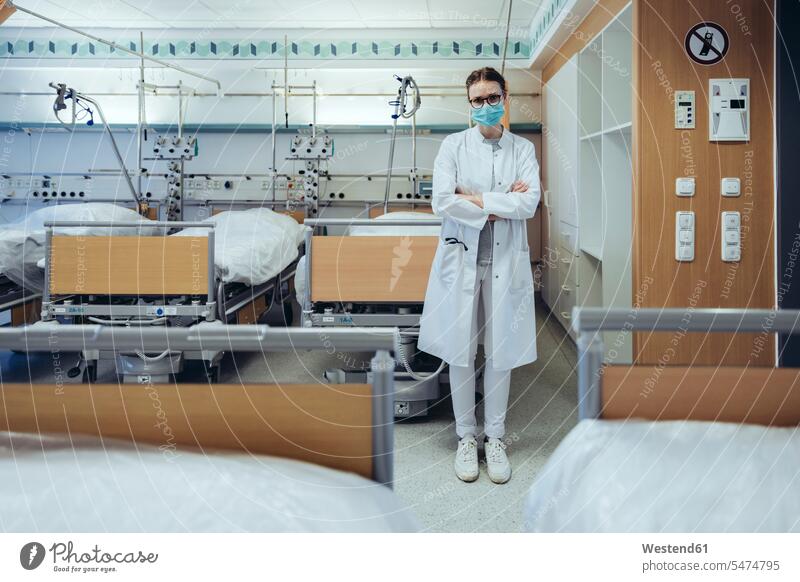 Porträt eines im Krankenhauszimmer stehenden Arztes Job Berufe Berufstätigkeit Beschäftigung Jobs Betten Brillen Arbeit steht Gesundheit Gesundheitswesen