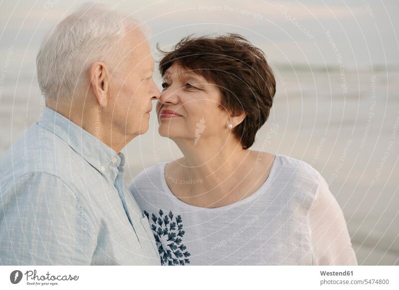 Senior Paar reiben Nasen vor dem Meer, Liepaja, Lettland Partner Partnerschaften anfassen Berührung gefühlvoll Emotionen Empfindung Empfindungen fühlen Gefühl
