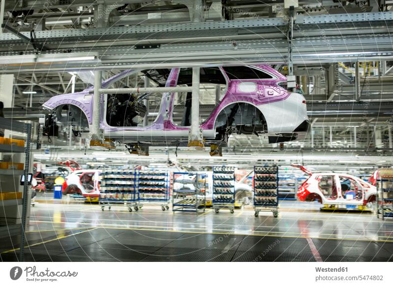 Moderne automatisierte Autoproduktion in einer Fabrik Job Berufe Berufstätigkeit Beschäftigung Jobs KFZ Verkehrsmittel Automobil Autos PKW PKWs Wagen