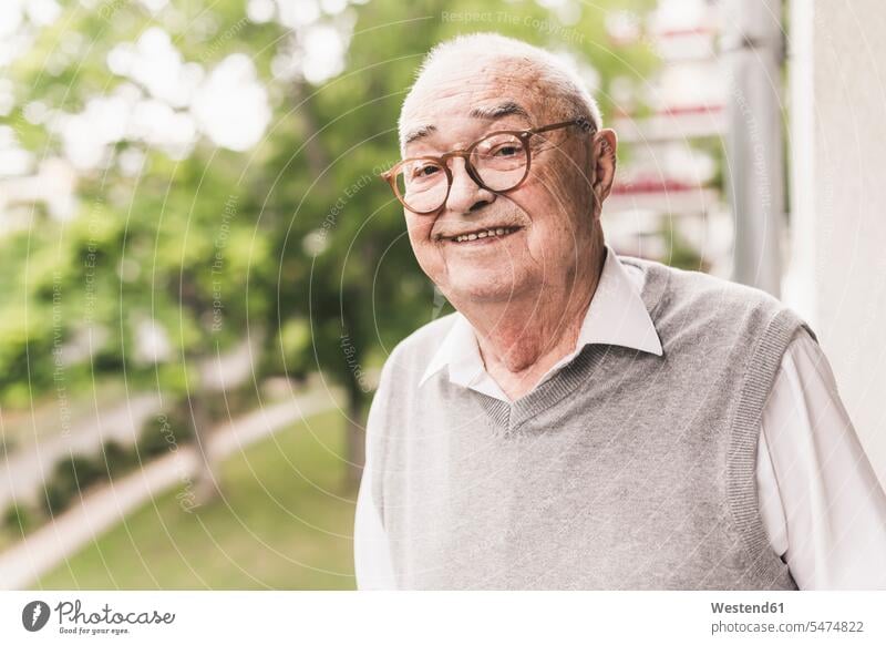 Porträt eines lächelnden älteren Mannes mit Brille Leute Menschen People Person Personen Alleinstehende Alleinstehender Singles Unverheiratete Unverheirateter
