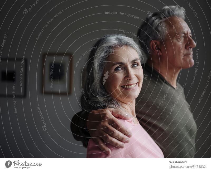 Porträt eines älteren Ehepaares zu Hause entspannen relaxen Arm umlegen Umarmung Umarmungen entspanntheit relaxt freuen geniessen Genuss Glück glücklich sein