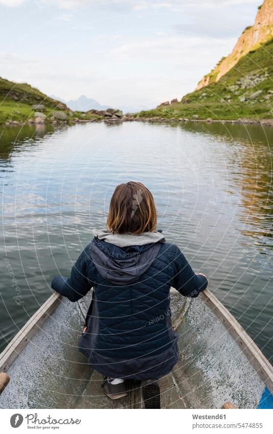 Österreich, Tirol, Fieberbrunn, Wildseeloder, Frau in einem Boot auf dem Wildsee Boote See Seen weiblich Frauen Wasserfahrzeuge Gewässer Erwachsener erwachsen