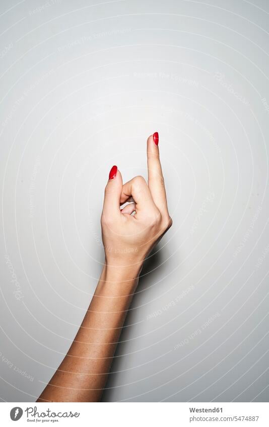 Nahaufnahme einer Frau, die den Finger gibt Stinkefinger Mittelfinger zeigen Stinkefinger zeigen weiblich Frauen Erwachsener erwachsen Mensch Menschen Leute