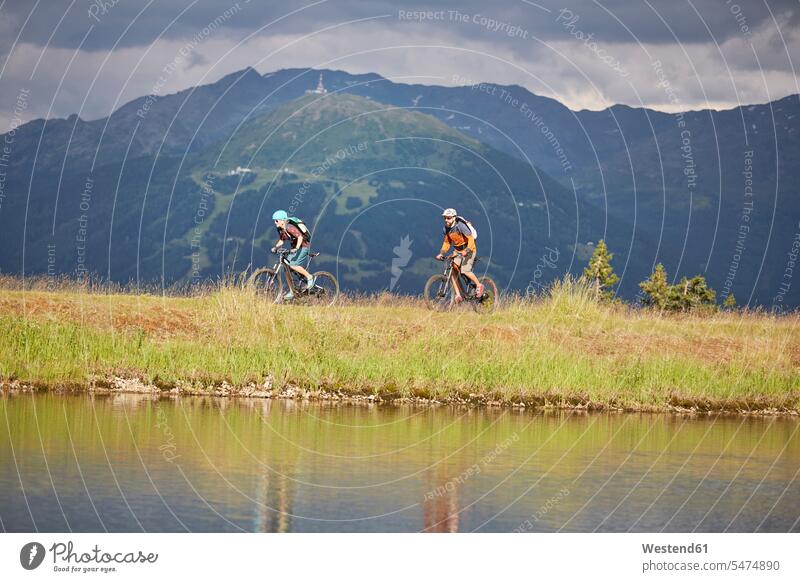 Österreich, Tirol, männliche und weibliche Mountainbiker Paar Pärchen Paare Partnerschaft radfahren fahrradfahren radeln Mountainbiking mountainbiken MTB