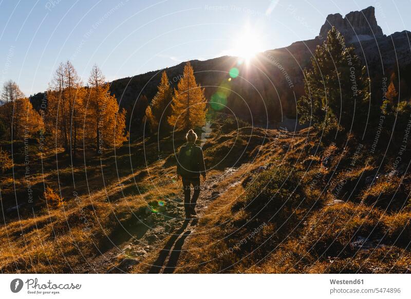 Rückansicht einer Wanderin in den Dolomiten, Cortina, Italien gehend geht Muße auf Achse in Bewegung Abenteuer abenteuerlich Ansicht Ausblick Überblick Travel