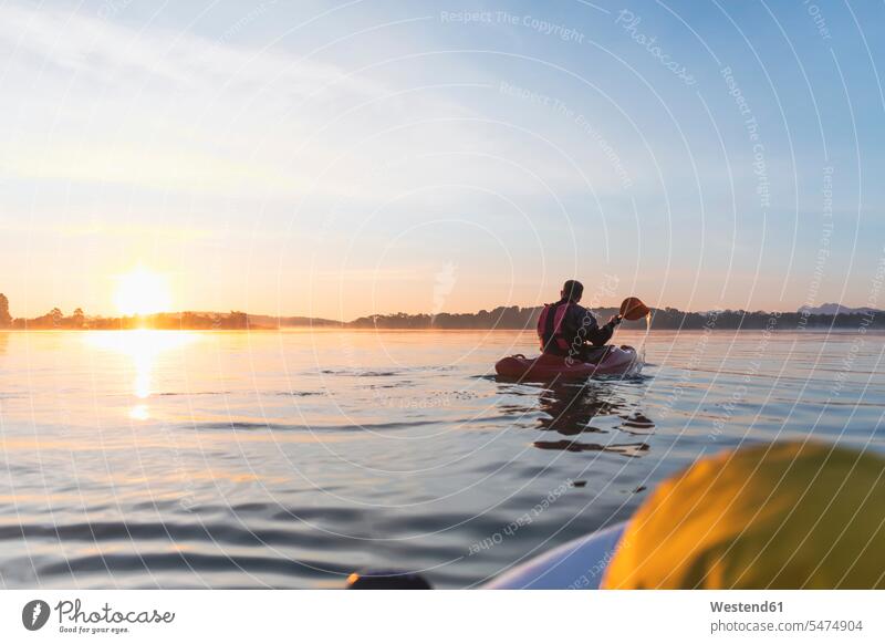 Frau steht morgens auf einem See an Bord, Deutschland früh Frühe Morgen Jahreszeiten sommerlich Sommerzeit Muße ausgeglichen Ausgeglichenheit Gleichgewicht