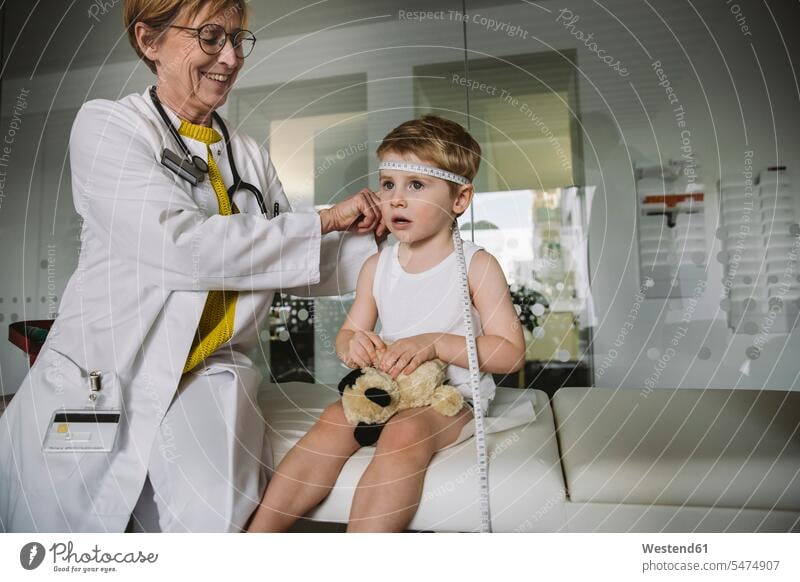 Pädiater misst Ausdehnung des Kopfes des Kindes Gesundheit Gesundheitswesen medizinisch Erkrankung Erkrankungen Krankheiten Kranke Kranker Patienten Job Berufe