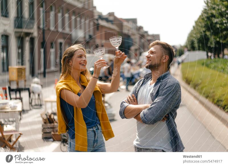 Belgien, Tongeren, glückliches junges Paar mit Brille auf einem Antikflohmarkt Antiquität Antiquitäten Antiquitaeten Pärchen Paare Partnerschaft Glas gläsern