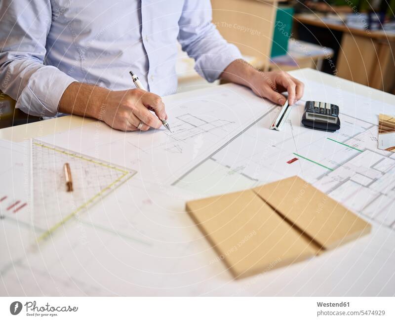 Architekt, der an Konstruktionszeichnungen arbeitet Architekten Grundriss Grundrisse Bauzeichnung Bauzeichnungen Planung Pläne planen Beruf Berufstätigkeit