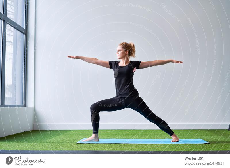 Frau macht Yoga-Übung im Studio trainieren Atelier Studios Ateliers weiblich Frauen Yoga-Übungen Yogauebungen Yogaübungen Jogauebung Jogauebungen Uebung