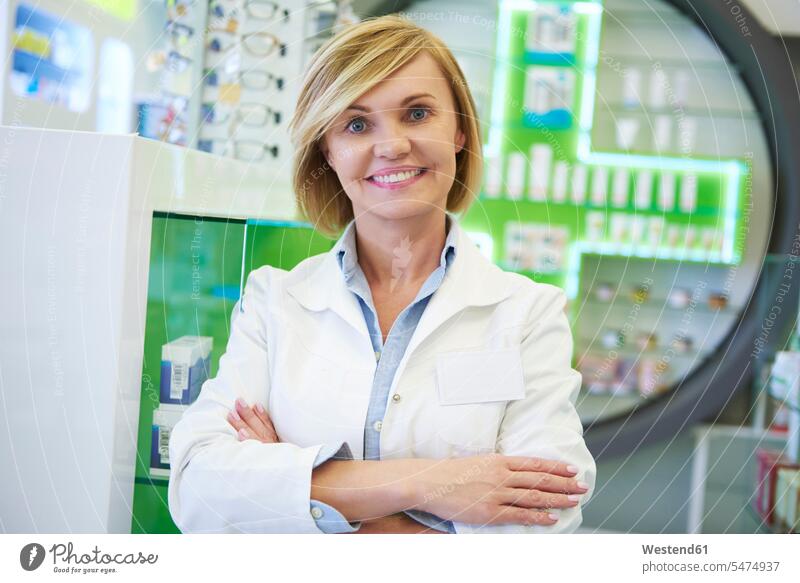 Porträt eines lächelnden Apothekers Apothekerin Apothekerinnen Portrait Porträts Portraits Medizin medizinisch Gesundheitswesen Europäer Kaukasier Europäisch