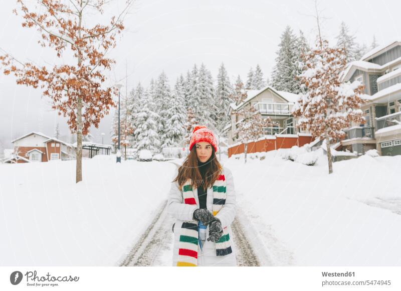 Porträt einer Frau, die im Winter Handschuhe anzieht, Vancouver, Kanada Schals Jahreszeiten winterlich Winterzeit entspannen relaxen entspanntheit relaxt Kälte