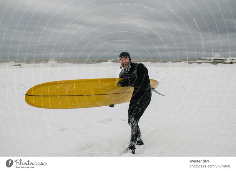 Surfer mit Surfbrett im Schnee in Ontario, Kanada Leute Menschen People Person Personen Europäisch Kaukasier kaukasisch 1 Ein ein Mensch eine nur eine Person
