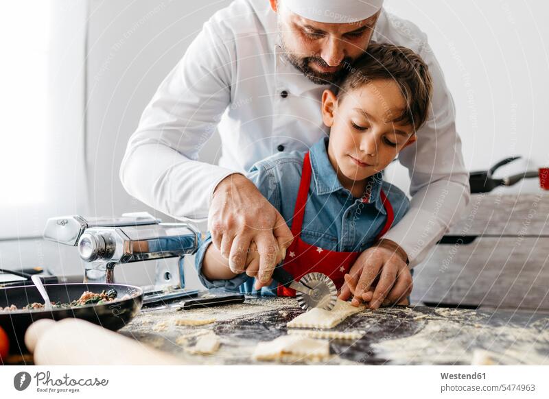 Vater und Sohn schneiden mit dem Nudelschneider selbstgemachte glutenfreie Nudeln Gastronomie Koeche Kuechenchef Kuechenchefs Köche Küchenchef Küchenchefs
