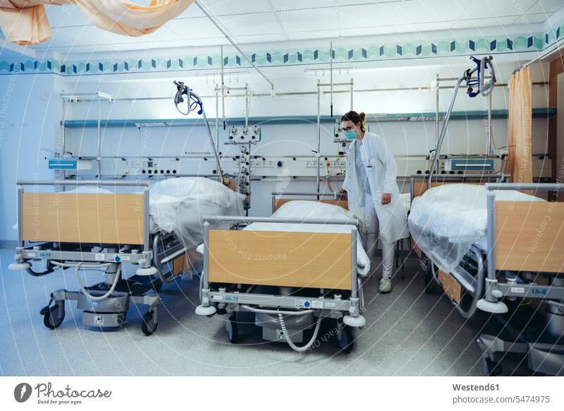 Arzt im Krankenhauszimmer Job Berufe Berufstätigkeit Beschäftigung Jobs Betten Brillen Arbeit Gesundheit Gesundheitswesen medizinisch geschützt schützen Klinik