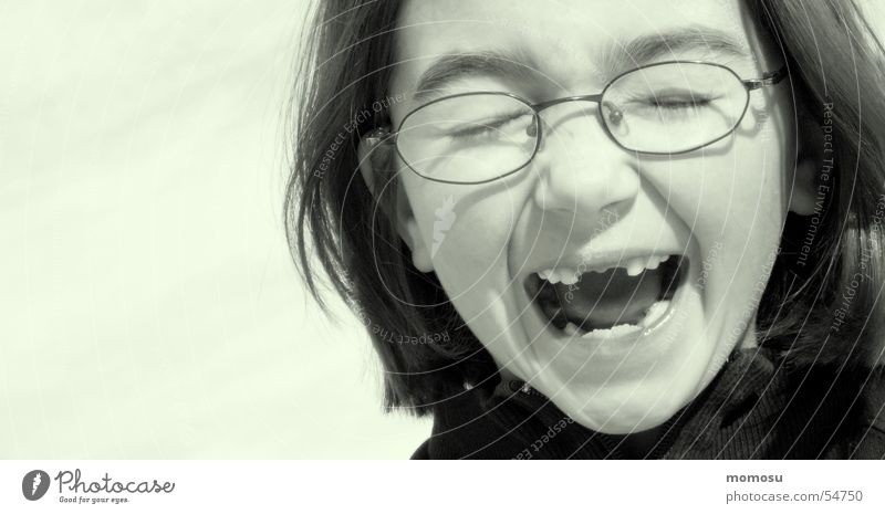 ...zahnlos Kind Mädchen Brille Zahnlücke schreien Schulkind Kopf portait Detailaufnahme