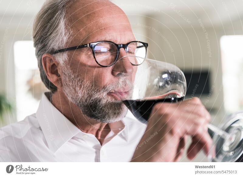Porträt eines reifen Mannes, der ein Glas Rotwein trinkt Männer männlich trinken Rotweine Erwachsener erwachsen Mensch Menschen Leute People Personen Wein Weine