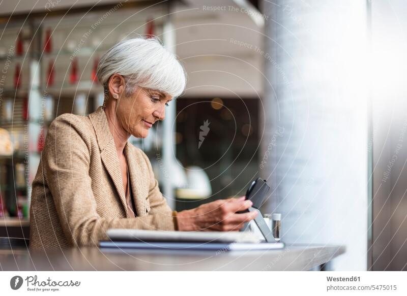 Ältere Geschäftsfrau mit Tablet in einem Café Geschäftsfrauen Businesswomen Businessfrauen Businesswoman Tablet Computer Tablet-PC Tablet PC iPad